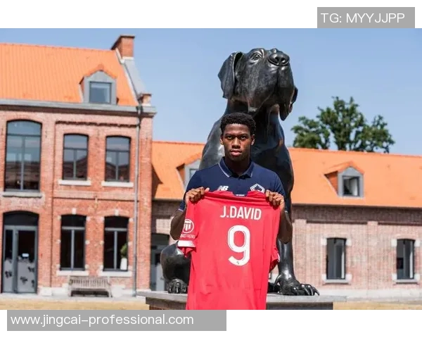 欧冠激战曼联与巴萨握手言和转会传闻再度升温引发热议