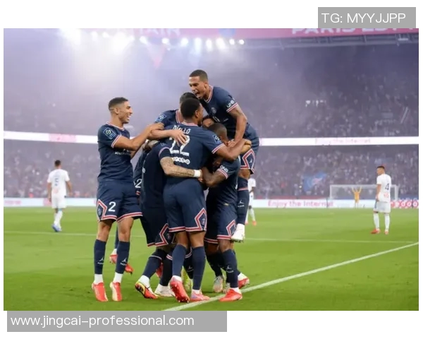 巴黎圣日耳曼大胜里昂红牌事件引发全场热议与争议分析