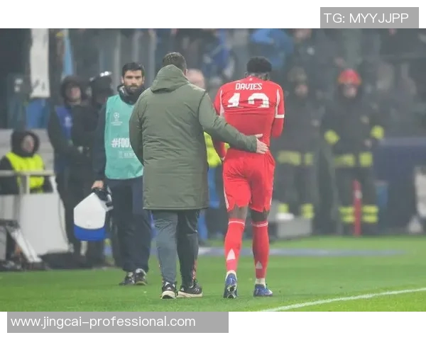 世界杯精彩对决曼联6-2战胜拜仁乌龙球瞬间引发全场狂欢战术分析